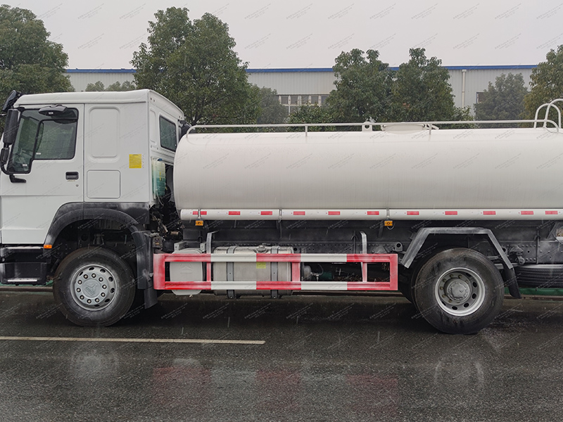 Howo 4x2 12 Kubikmeter Wassertankwagen