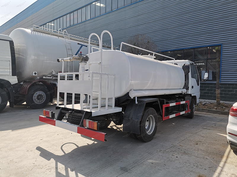 Isuzu 100p Sprinklerwagen