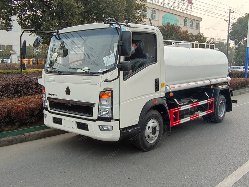 Howo 4x2 8 Kubikmeter Wassertankwagen