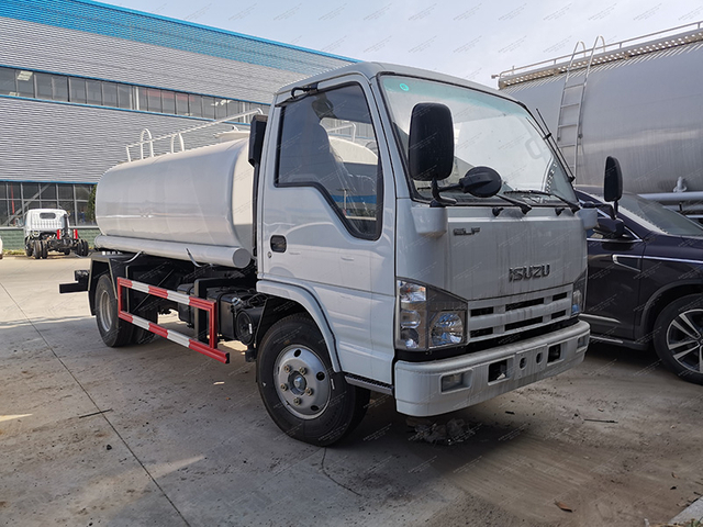 Isuzu 100p Sprinklerwagen