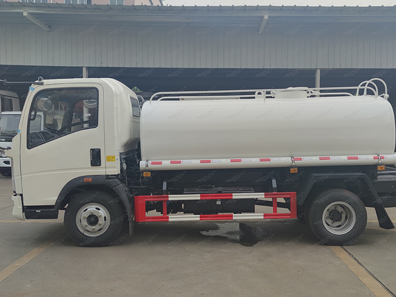 Howo 4x2 8 Kubikmeter Wassertankwagen