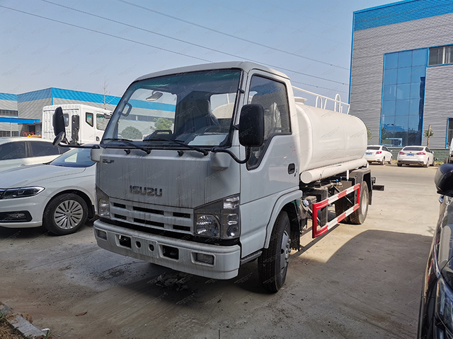 Isuzu 100p Sprinklerwagen