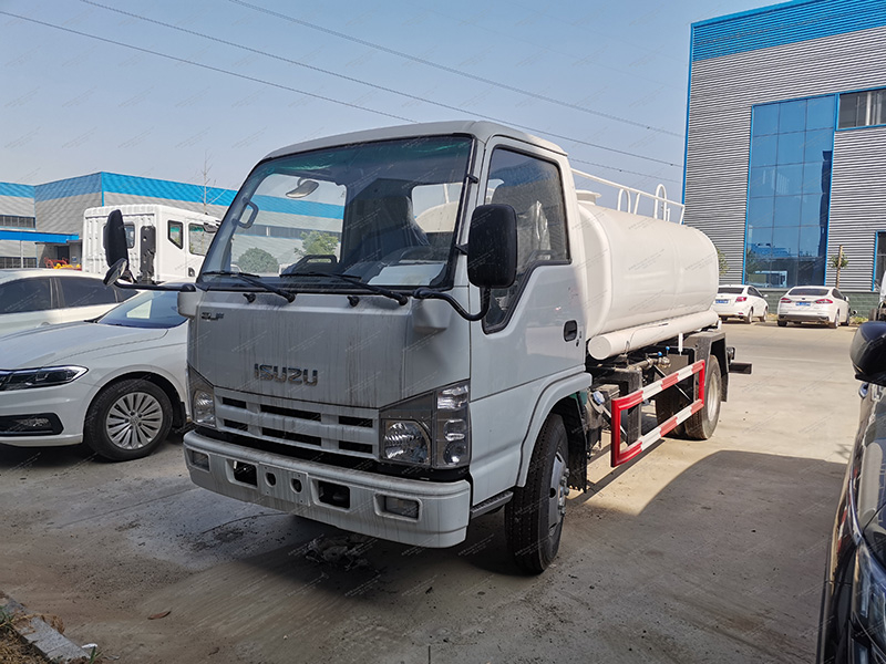 Isuzu 100p Sprinklerwagen
